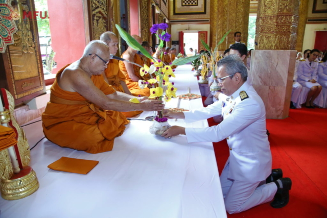 ผู้บริหาร และผู้มาร่วมพิธีถวายไทยธรรมแด่พระสงฆ์
