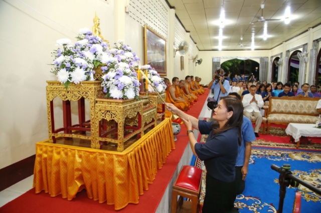 อาจารย์ ดร.ประภัสสร ดำรงกุล อึ้งวณิชยพันธ์ รองอธิการบดีมหาวิทยาลัยแม่ฟ้าหลวง จุดธูปเทียนบูชาพระรัตนตรัย