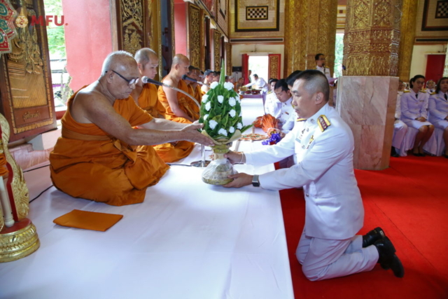 ผู้บริหาร และผู้มาร่วมพิธีถวายไทยธรรมแด่พระสงฆ์