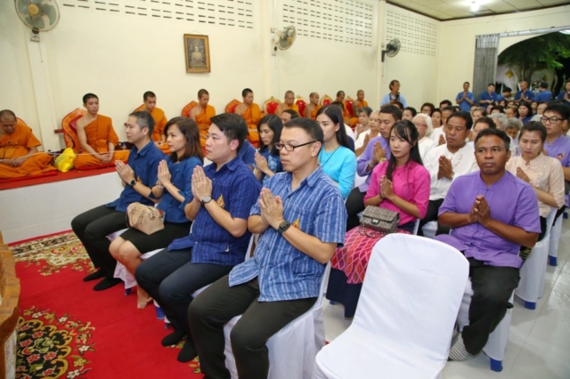 พิธีกรนําอาราธนาศีล