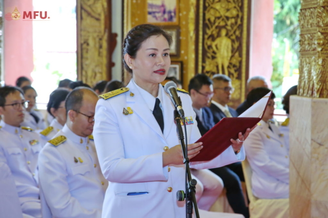 ดร.ประภัสสร ดำรงกุล อึ้งวณิชยพันธ์ รองอธิการบดีมหาวิทยาลัยแม่ฟ้าหลวง ประกาศแจ้งยอดกฐินในงานถวายผ้ากฐินพระราชทาน