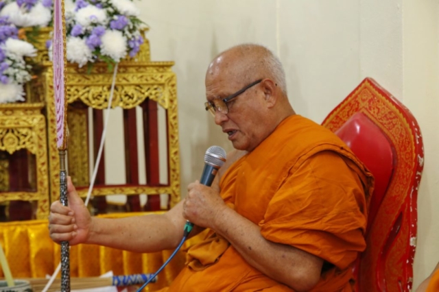 ประธานสงฆ์ให้ศีล
