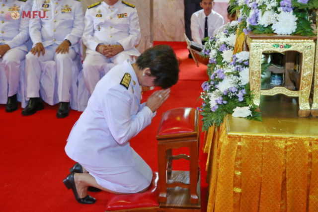 รศ.ดร.ชยาพร วัฒนศิริ ประธานในพิธีกราบพระประธาน