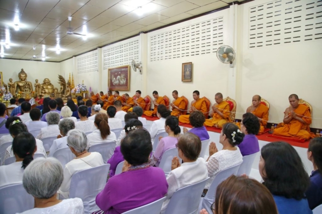 พระสงฆ์ 13 รูป เจริญพระพุทธมนต์