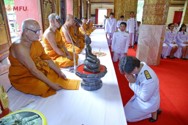 รศ.ดร.ชยาพร วัฒนศิริ ประธานในพิธีรับมอบของที่ระลึกจากประธานสงฆ์