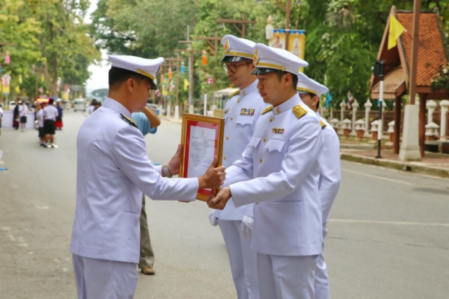 อาจารย์ ดร.พฤทธิ์ พุฒจร ผู้ช่วยอธิการบดีมหาวิทยาลัยแม่ฟ้าหลวง มอบหมายรับสั่งให้กับวัดพระเจ้าล้านทอง โดยมีสาธารณสุขอำเภอเชียงแสน เป็นผู้รับมอบ