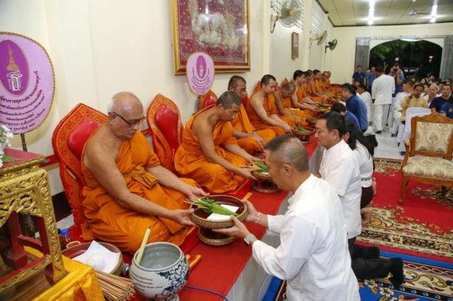 ผู้บริหารมหาวิทยาลัยแม่ฟ้าหลวง และแขกผู้มีเกียรติถวายไทยธรรมแด่พระสงฆ์