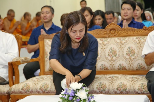 อาจารย์ ดร.ประภัสสร ดำรงกุล อึ้งวณิชยพันธ์ รองอธิการบดีมหาวิทยาลัยแม่ฟ้าหลวง ประธานในพิธีกรวดน้ำ