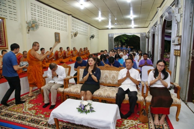 พระสงฆ์ประพรมน้ำพระพุทธมนต์ให้กับผู้เข้าร่วมพิธี