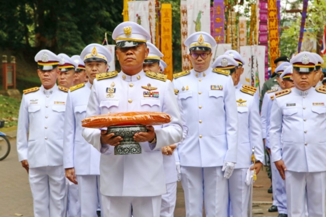 ขบวนแห่กฐินเคลื่อนขบวนไปยังศาลาอเนกประสงค์ วัดพระเจ้าล้านทอง