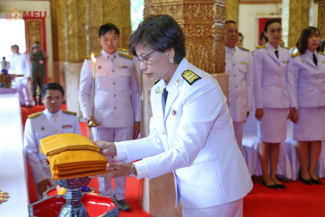 รศ.ดร.ชยาพร วัฒนศิริ นำผ้ากฐินพระราชทานไปวางบนพานแว่นฟ้าหน้าพระสงฆ์ รูปที่ 2