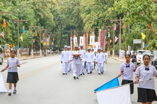 ขบวนแห่กฐินเคลื่อนขบวนไปยังศาลาอเนกประสงค์ วัดพระเจ้าล้านทอง