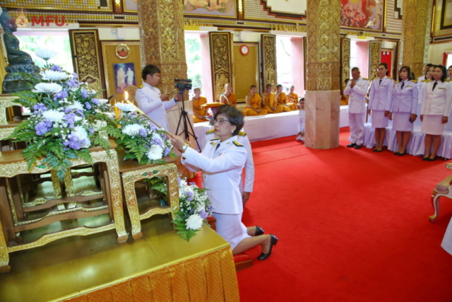รศ.ดร.ชยาพร วัฒนศิริ ประธานจุดธูปเทียนบูชาพระรัตนตรัย
