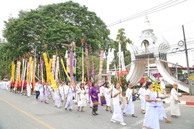 ขบวนแห่กฐินเคลื่อนขบวนไปยังศาลาอเนกประสงค์ วัดพระเจ้าล้านทอง