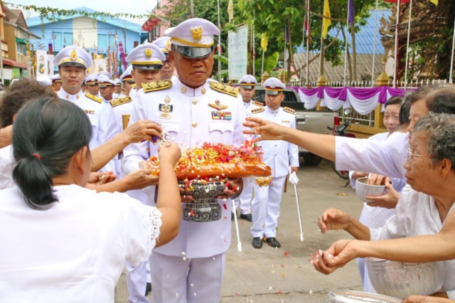 ขบวนแห่กฐินเคลื่อนขบวนไปยังศาลาอเนกประสงค์ วัดพระเจ้าล้านทอง
