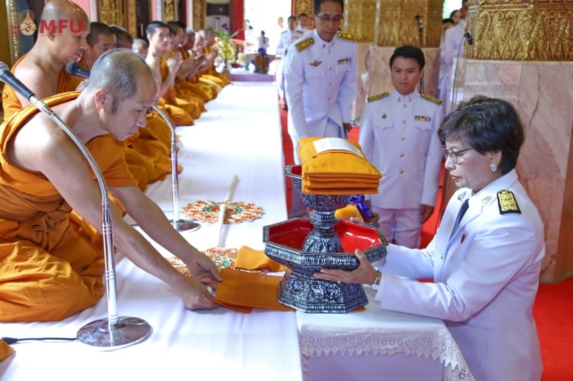 รศ.ดร.ชยาพร วัฒนศิริ ประธานในพิธียกพานผ้าพระกฐินประเคนพระสงฆ์รูปที่ 2 พร้อมด้วยเทียนปาฏิโมกข์