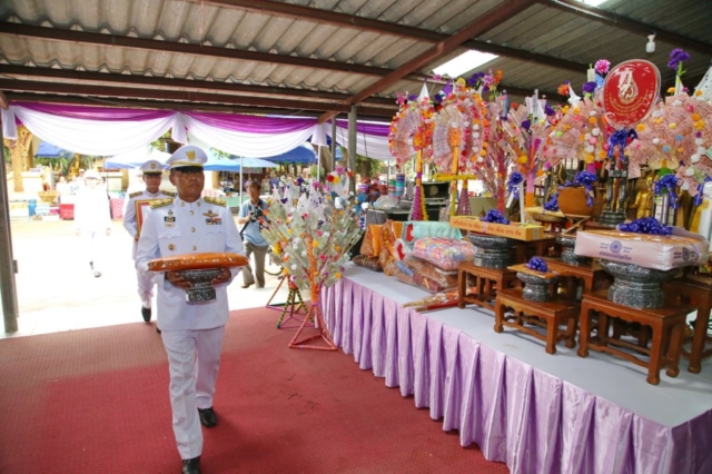 นายประสงค์ หล้าอ่อน นายอำเภอเชียงแสน อัญเชิญผ้าไตรพระราชทานเข้าสู่ศาลาอเนกประสงค์ วัดพระเจ้าล้านทอง