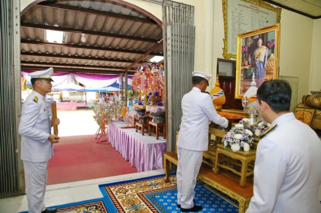 นายประสงค์ หล้าอ่อน นายอำเภอเชียงแสน อัญเชิญผ้าไตรพระราชทานประดิษฐานบนโต๊ะหมู่ ณ ศาลาอเนกประสงค์ วัดพระเจ้าล้านทอง
