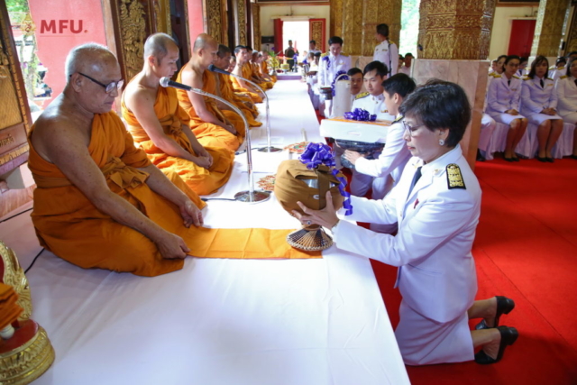 รศ.ดร.ชยาพร วัฒนศิริ ประธานในพิธีถวายเครื่องบริวารกฐินแด่พระภิกษุผู้ครองผ้ากฐิน