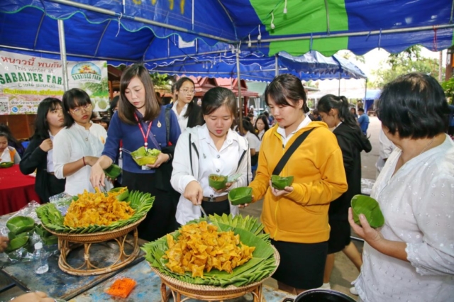 ผู้เข้าร่วมพิธีรับประทานอาหารเย็นร่วมกัน ณ วัดพระเจ้าล้านทอง