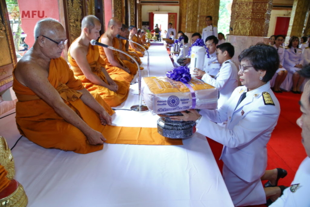 รศ.ดร.ชยาพร วัฒนศิริ ประธานในพิธีถวายเครื่องบริวารกฐินแด่พระภิกษุผู้ครองผ้ากฐิน