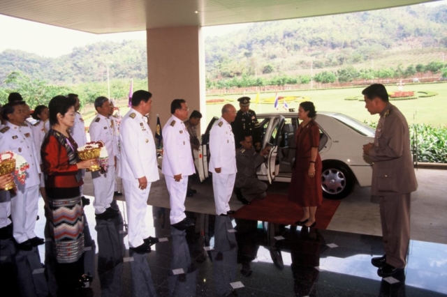 สมเด็จพระเทพรัตนราชสุดา สยามบรมราชกุมารี เสด็จพระราชดำเนินโดยรถยนต์พระที่นั่งมายังสำนักงานอธิการบดี มหาวิทยาลัยแม่ฟ้าหลวง โดยมีพล.ต.อ.เภา สารสิน นายกสภามหาวิทยาลัย รศ.ดร.วันชัย ศิริชนะ อธิการบดี กรรมการสภามหาวิทยาลัย และคณาจารย์ เฝ้าทูลละอองพระบาทรับเสด็จฯ