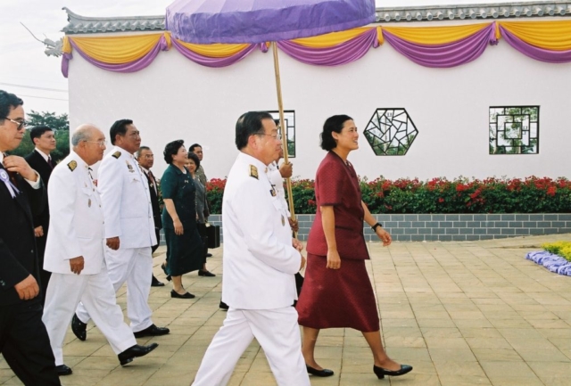 สมเด็จพระเทพรัตนราชสุดา สยามบรมราชกุมารี เสด็จฯ ประทับรถยนต์พระที่นั่งไปยังศูนย์ภาษาและวัฒนธรรมจีนสิรินธร โดยมีพล.ต.อ.เภา สารสิน นายกสภามหาวิทยาลัย นายกสภามหาวิทยาลัย รศ.ดร.วันชัย ศิริชนะ อธิการบดี และรองอธิการบดี เฝ้าฯ รับเสด็จฯ