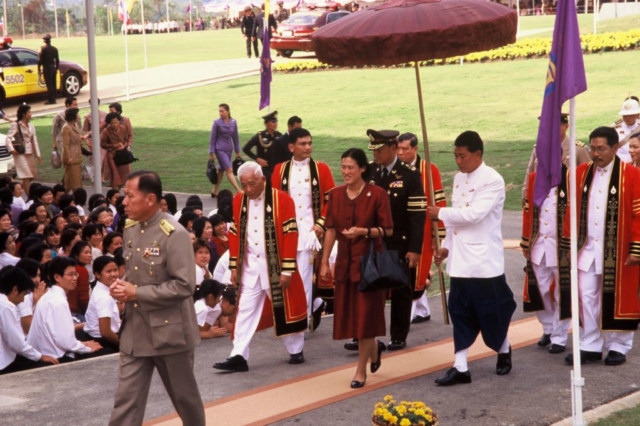 สมเด็จพระเทพรัตนราชสุดาฯ สยามบรมราชกุมารี เสด็จฯ ประทับรถยนต์พระที่นั่งไปยังอาคารหอประชุมมหาวิทยาลัยแม่ฟ้าหลวง รถยนต์พระที่นั่งถึงอาคารหอประชุมมหาวิทยาลัยแม่ฟ้าหลวง