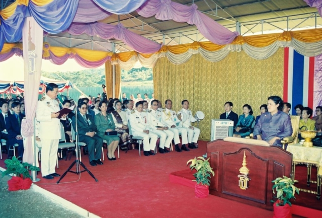 รศ.ดร.วันชัย ศิริชนะ รักษาการอธิการบดีมหาวิทยาลัยแม่ฟ้าหลวง กราบบังคมทูลรายงานความเป็นมาของการจัดตั้งศูนย์ภาษาและวัฒนธรรมจีน และกราบบังคมทูลทรงประกอบพิธีวางศิลาฤกษ์