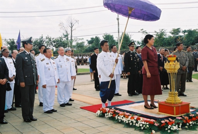 สมเด็จพระเทพรัตนราชสุดา สยามบรมราชกุมารี เสด็จฯ ไปยังแท่นทรงกดปุ่มไฟฟ้าเปิดแพรคลุมป้ายศูนย์ภาษาและวัฒนธรรมจีนสิรินธร