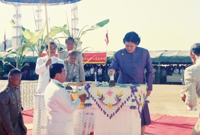 สมเด็จพระเทพรัตนราชสุดา สยามบรมราชกุมารี ทรงพระสุหร่าย ทรงเจิมแผ่นอิฐทอง นาก เงิน และแผ่นศิลาฤกษ์