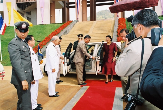 สมเด็จพระเทพรัตนราชสุดา สยามบรมราชกุมารี เสด็จฯ ประทับรถยนต์พระที่นั่งไปยังพลับพลาพิธี รถยนต์พระที่นั่งถึงพลับพลาพิธีบริเวณลานดาว พล.ต.อ.เภา สารสิน นายกสภามหาวิทยาลัย รศ.ดร.วันชัย ศิริชนะ อธิการบดี เฝ้าฯ รับเสด็จฯ
