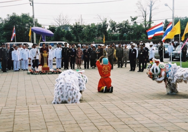 การแสดงเชิดสิงโตแสดงความชื่นชมยินดีและสำนึกในพระมหากรุณาธิคุณ
