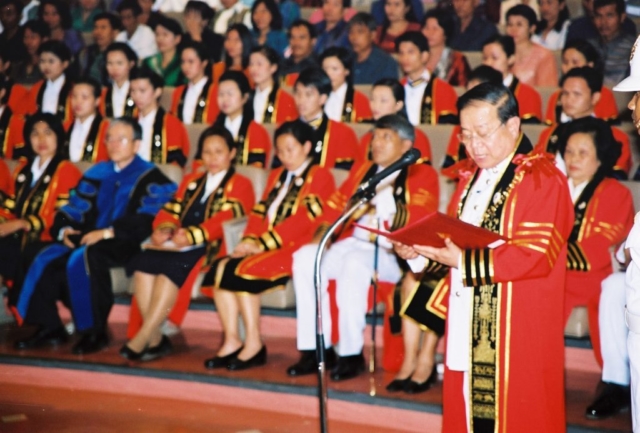รศ.ดร.วันชัย ศิริชนะ อธิการบดีมหาวิทยาลัยแม่ฟ้าหลวง กราบบังคมทูลรายงานกิจการของมหาวิทยาลัย