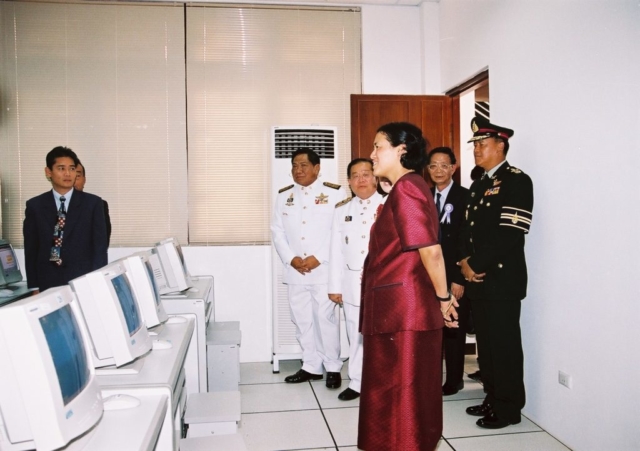 สมเด็จพระเทพรัตนราชสุดา สยามบรมราชกุมารี เสด็จฯ ทอดพระเนตรห้องคอมพิวเตอร์