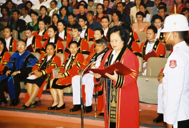 คณบดีสำนักวิชาเทคโนโลยีสารสนเทศ และคณบดีสำนักวิชาอุตสาหกรรมเกษตร กราบบังคมทูลเบิกผู้ สำเร็จการศึกษา เข้ารับพระราชทานปริญญาบัตร จำนวน 46 ราย