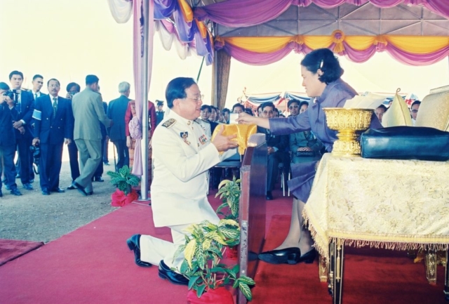 รศ.ดร.วันชัย ศิริชนะ รักษาการแทนอธิการบดีทูลเกล้าถวายของที่ระลึกมหาวิทยาลัย