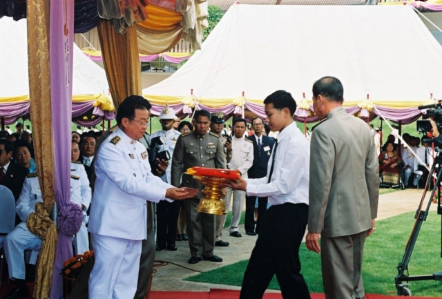 สมเด็จพระเทพรัตนราชสุดา สยามบรมราชกุมารี พระราชทานตุงให้แก่อธิการบดีมหาวิทยาลัยแม่ฟ้าหลวง และอธิการบดีมหาวิทยาลัยแม่ฟ้าหลวงมอบตุงประจำมหาวิทยาลัยแม่ฟ้าหลวงให้หัวหน้านักศึกษา