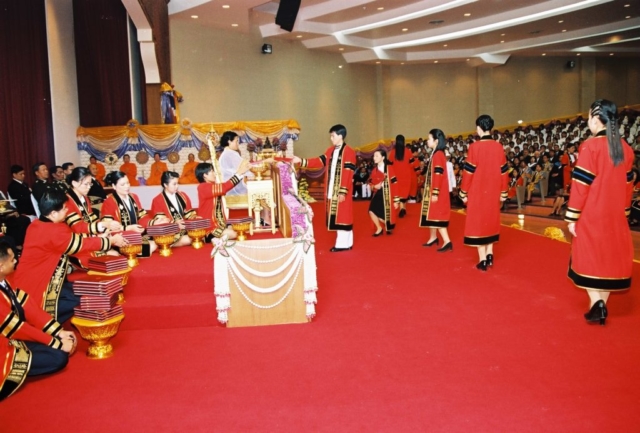 สมเด็จพระเทพรัตนราชสุดาฯ สยามบรมราชกุมารี พระราชทานปริญญาบัตรแก่ผู้สำเร็จการศึกษา ตามลำดับ