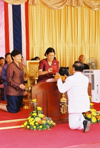 รศ.ดร.วันชัย ศิริชนะ อธิการบดีมหาวิทยาลัยแม่ฟ้าหลวง เข้าเฝ้าฯ ทูลเกล้าฯ ถวายของที่ระลึก