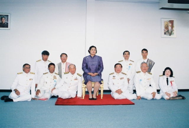 สมเด็จพระเทพรัตนราชสุดา สยามบรมราชกุมารี ทรงฉายพระฉายาลักษณ์ร่วมกับคณะผู้บริหารมหาวิทยาลัยแม่ฟ้าหลวง