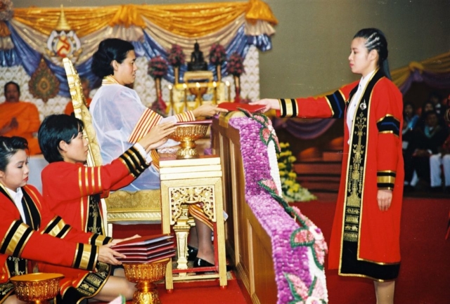 สมเด็จพระเทพรัตนราชสุดาฯ สยามบรมราชกุมารี พระราชทานปริญญาบัตรแก่ผู้สำเร็จการศึกษา ตามลำดับ