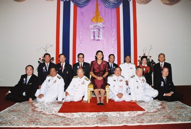 สมเด็จพระเทพรัตนราชสุดา สยามบรมราชกุมารี ทรงฉายพระฉายาลักษณ์ร่วมกับผู้บริหารศูนย์ภาษาและวัฒนธรรมจีนสิรินธร จำนวน 2 ชุด