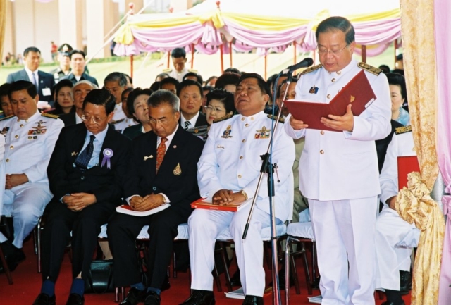 รศ.ดร.วันชัย ศิริชนะ อธิการบดีมหาวิทยาลัยแม่ฟ้าหลวง กราบบังคมทูลรายงานประวัติความเป็นมาของการจัดตั้งมหาวิทยาลัยแม่ฟ้าหลวง และประวัติความเป็นมาของศูนย์ภาษาและวัฒนธรรมจีนสิรินธร