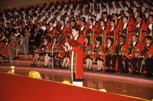 ผู้ได้รับพระราชทานปริญญาบัตร กล่าวคำปฏิญาณ