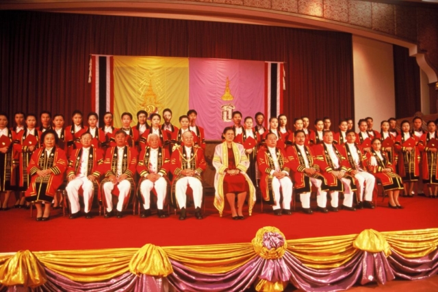 สมเด็จพระเทพรัตนราชสุดาฯ สยามบรมราชกุมารี ทรงฉายพระฉายาลักษณ์ร่วมกับบัณฑิตรุ่นแรกของมหาวิทยาลัยแม่ฟ้าหลวง