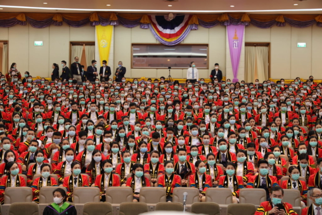 บัณฑิตมหาวิทยาลัยแม่ฟ้าหลวง รุ่นที่ 17 สวมหน้ากากอนามัยทุกคนในการเข้าฝึกซ้อมพิธีพระราชทานปริญญาบัตร ณ หอประชุมสมเด็จย่า เนื่องจากการระบาดของเชื้อไวรัส CORONA หรือ COVID-19