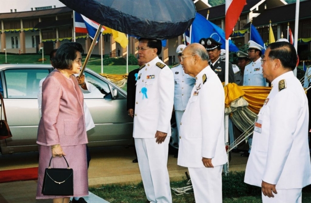 สมเด็จพระเจ้าพี่นางเธอ เจ้าฟ้ากัลยานิวัฒนา กรมหลวงนราธิวาสราชนครินทร์ (พระอิสริยยศขณะนั้น) เสด็จมายังมหาวิทยาลัยแม่ฟ้าหลวง โดยมีดร.อดิศัย โพธารามิก รัฐมนตรีว่าการกระทรวงศึกษาธิการ พล.ต.อ.เภา สารสิน นายกสภามหาวิทยาลัย รศ.ดร.วันชัย ศิริชนะ อธิการบดี กรรมการสภามหาวิทยาลัย ผู้บริหาร และคณาจารย์ เฝ้ารับเสด็จ