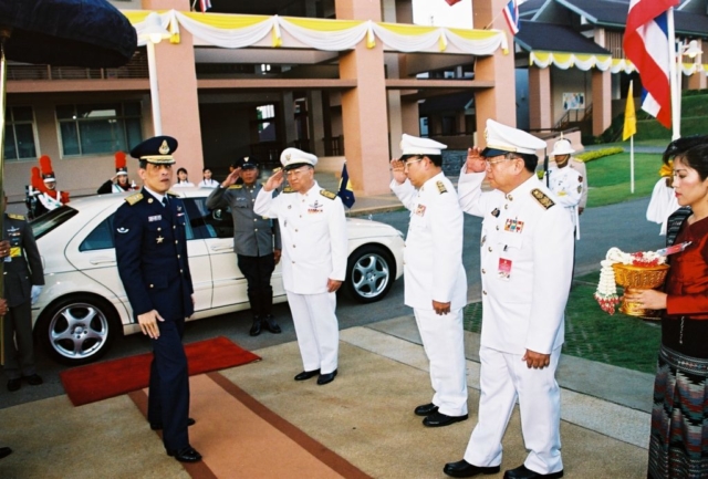 สมเด็จพระบรมโอรสาธิราชฯ สยามมกุฎราชกุมาร เสด็จพระราชดำเนิน ถึงมหาวิทยาลัยแม่ฟ้าหลวง โดยมีผู้ว่าราชการจังหวัดเชียงราย ผู้พิพากษา หัวหน้าศาลจังหวัดเชียงราย แม่ทัพภาคที่ 3 ผู้บังคับการตำรวจภูธรจังหวัดเชียงราย นายกสภามหาวิทยาลัยแม่ฟ้าหลวง อธิการบดีมหาวิทยาลัยแม่ฟ้าหลวง ผู้บริหารและคณาจารย์ เฝ้าฯ รับเสด็จฯ
