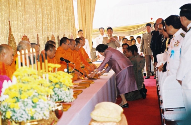 สมเด็จพระเจ้าพี่นางเธอ เจ้าฟ้ากัลยานิวัฒนา กรมหลวงนราธิวาสราชนครินทร์ (พระอิสริยยศขณะนั้น) เสด็จไปทรงประเคนจตุปัจจัยไทยธรรมถวายพระสงฆ์